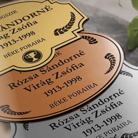 Arany, bronz és ezüst színű gravírozott sírjelző táblák különböző formákban