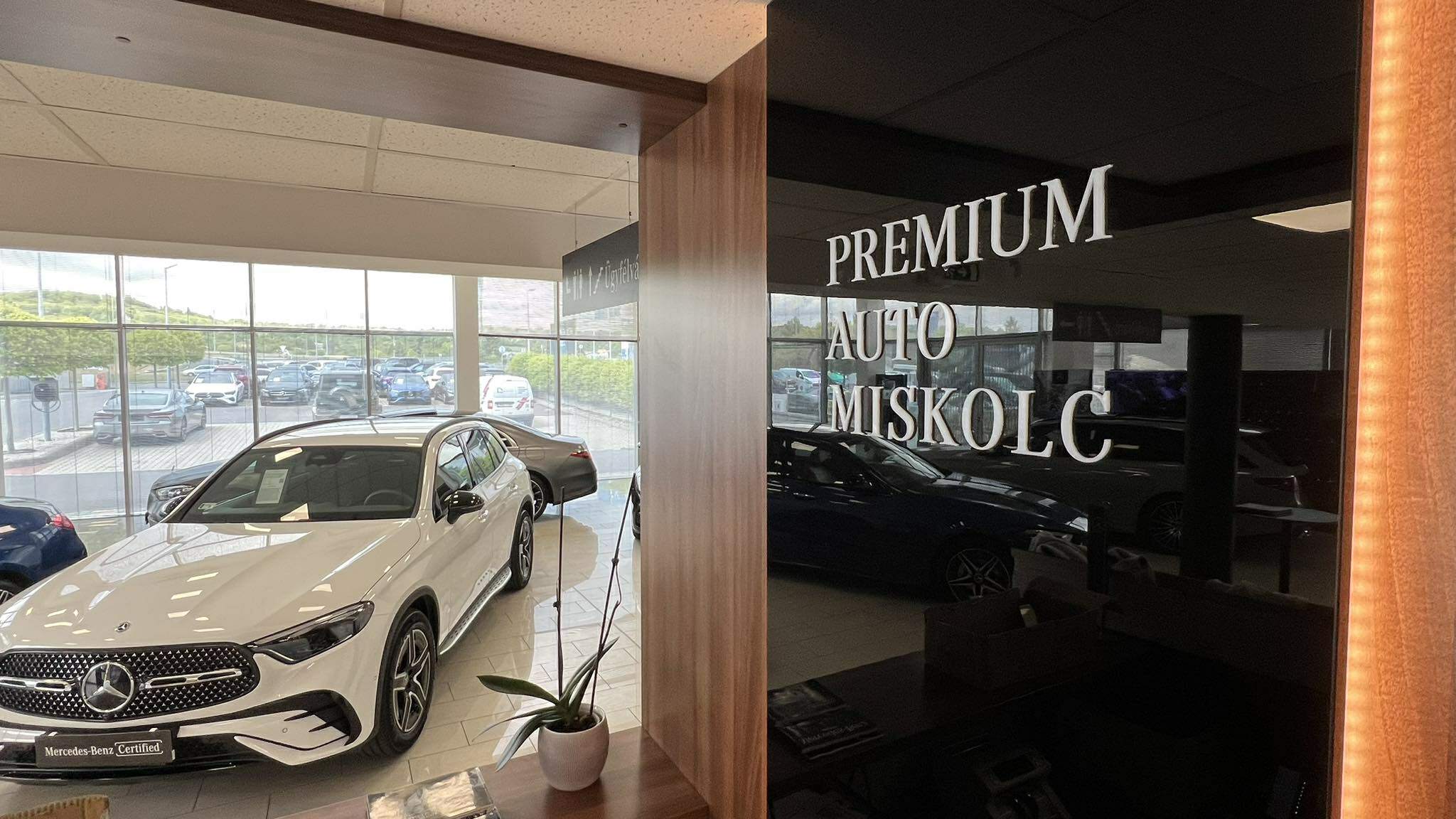 Mercedes-Benz Miskolc 3D-s faldekoráció