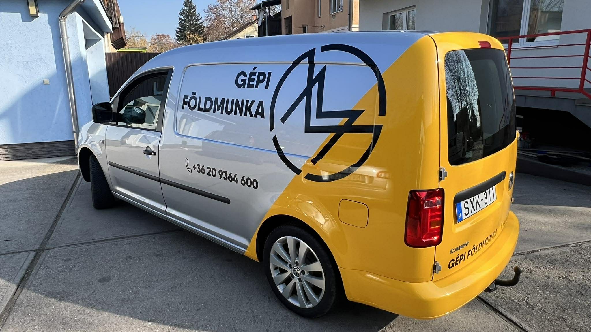 Gépi Földmunka céges autó logózás