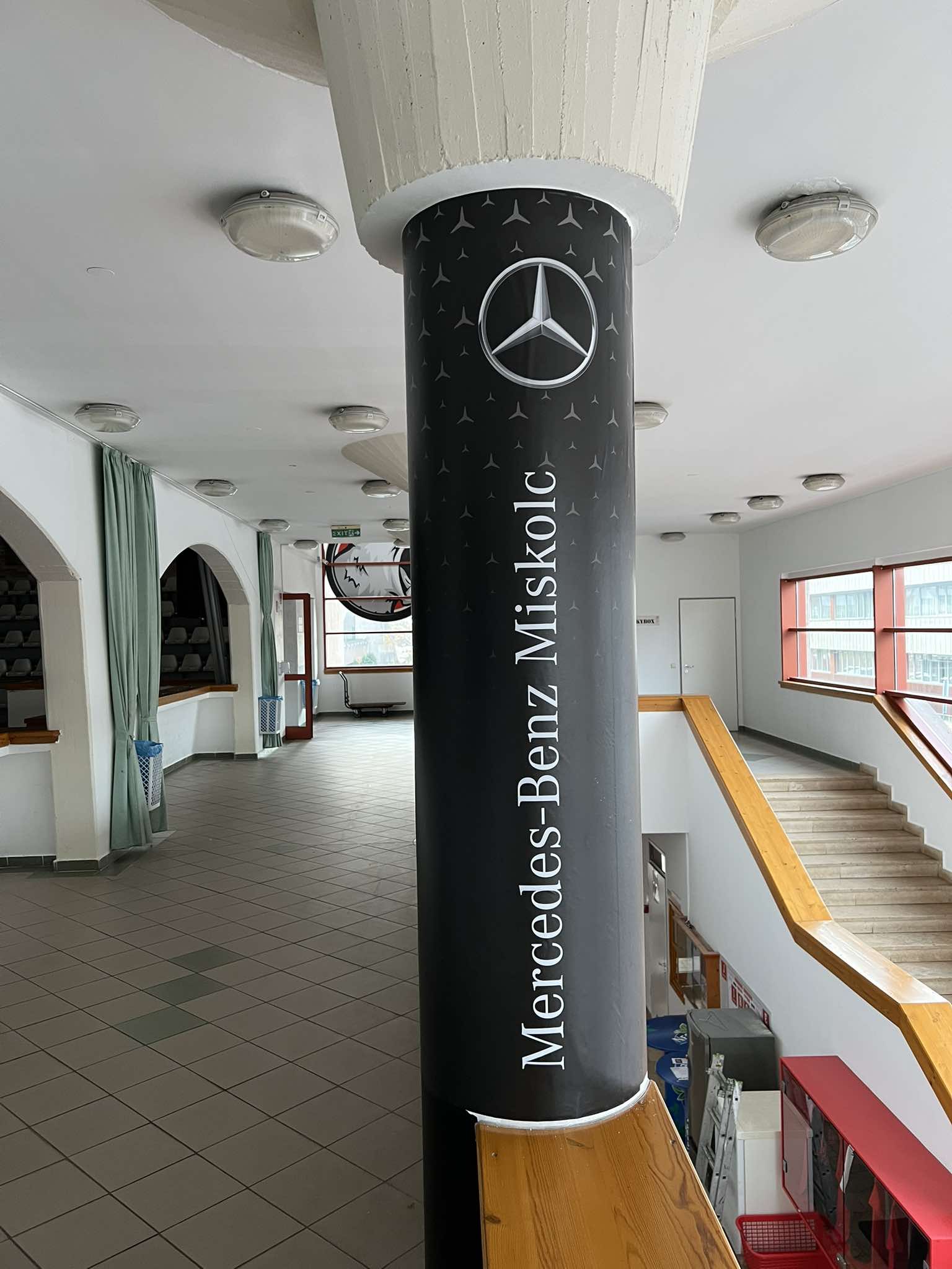Mercedes-Benz Miskolc jégcsarnok – egyedi falmatrica oszlopra